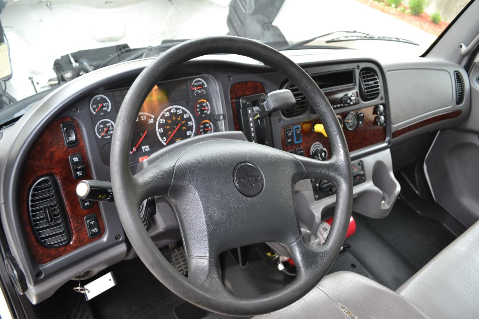 2018 WHITE /BLACK FREIGHTLINER M2-106 with an CUMMINS B6.7L 220HP engine, ALLISON 2100RDS AUTOMATIC transmission, located at 9172 North Fwy, Houston, TX, 77037, (713) 910-6868, 29.887470, -95.411903 - Photo#19